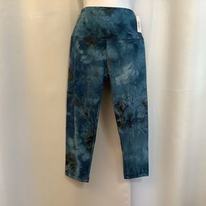 Leggings Yoga Capris Cropped Women’s Size Regular 2-10 Blue Wave Tie Dye Pattern